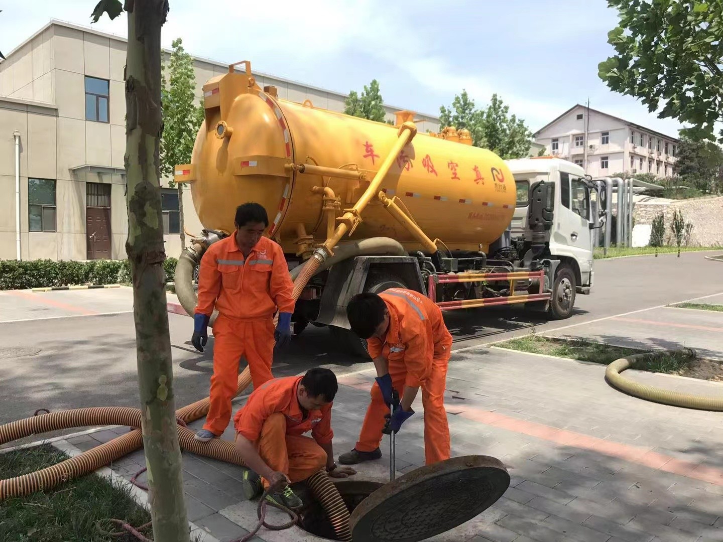 向塘管道疏通车停在窨井附近