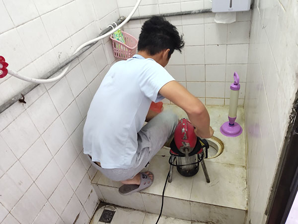 向塘管道堵塞冒臭气 专业师傅现场解决问题