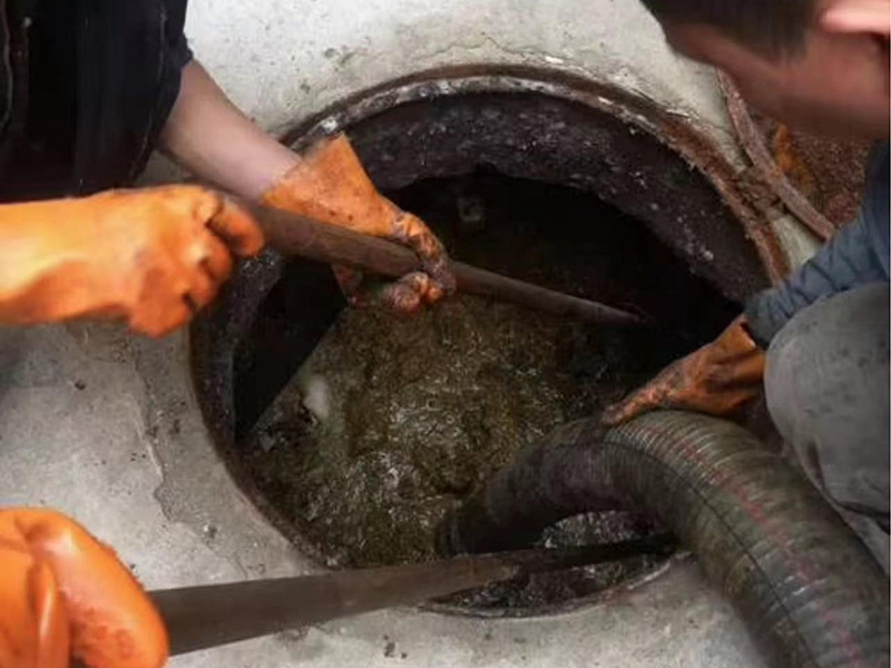 向塘清理化粪池时如何避免沼气的危害?